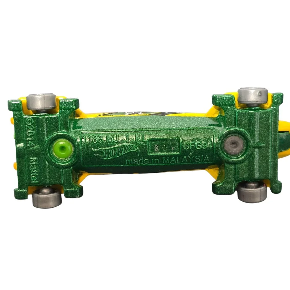 Hot‎ Wheels Bobsled Yellow Green #17 Winter Sports Diecast Car 2014 Mattel CFG94